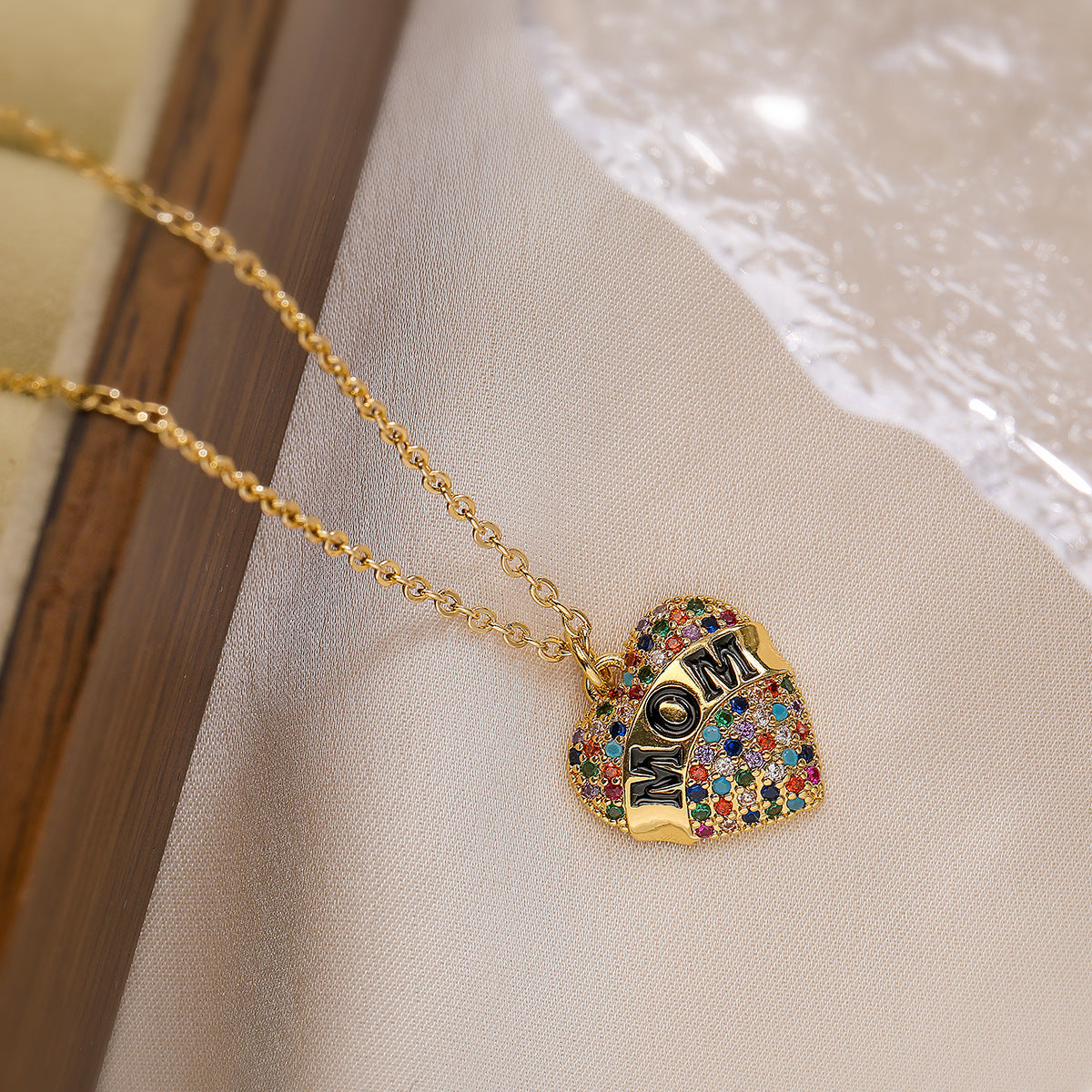 "Elegant MAMA Heart Pendant - 18K Gold Plated with Zircon Inlay"